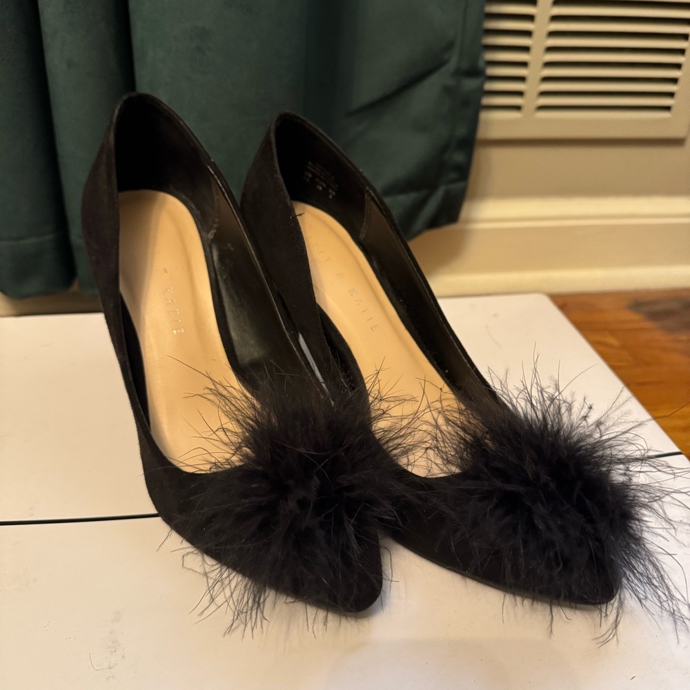 Kelly & Katie Black Feather Pom Pump Women’s Heels - Picture 2 of 5